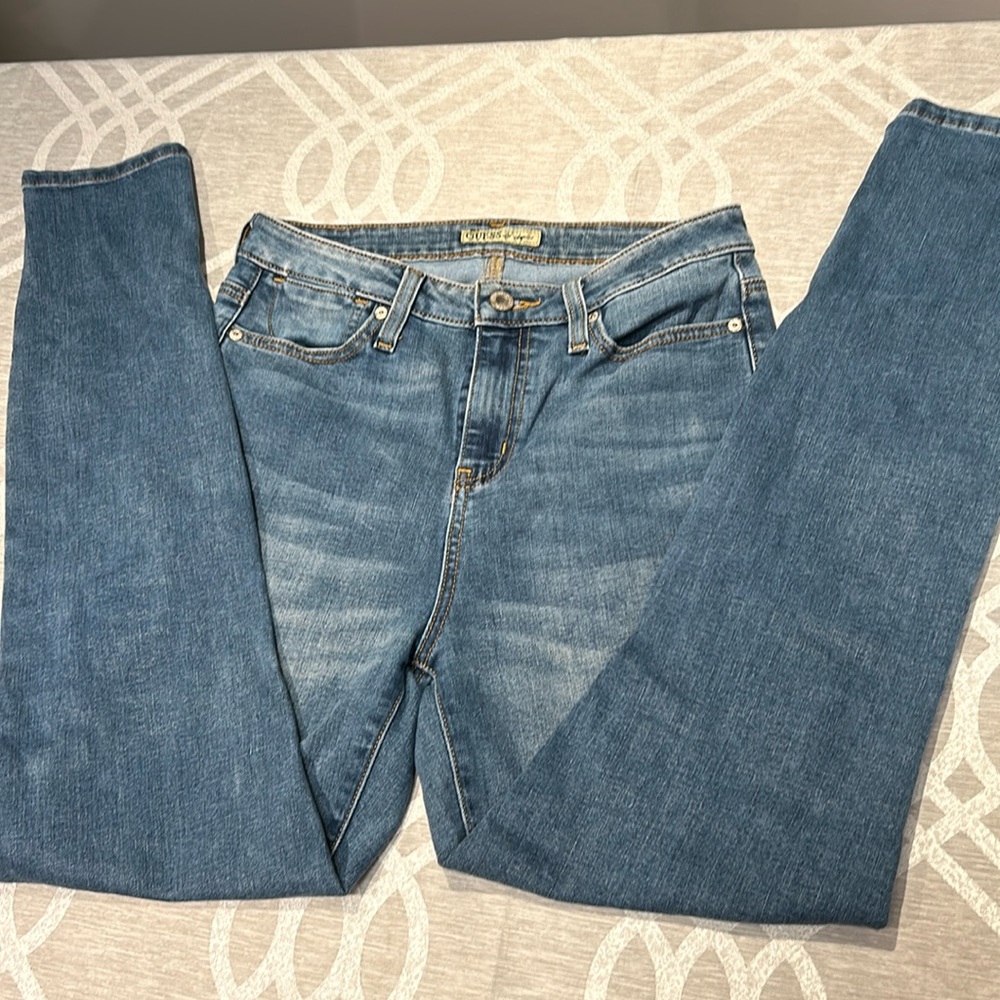 Guess Jeans women’s 29 Regular . Length 29. Rise Skinny